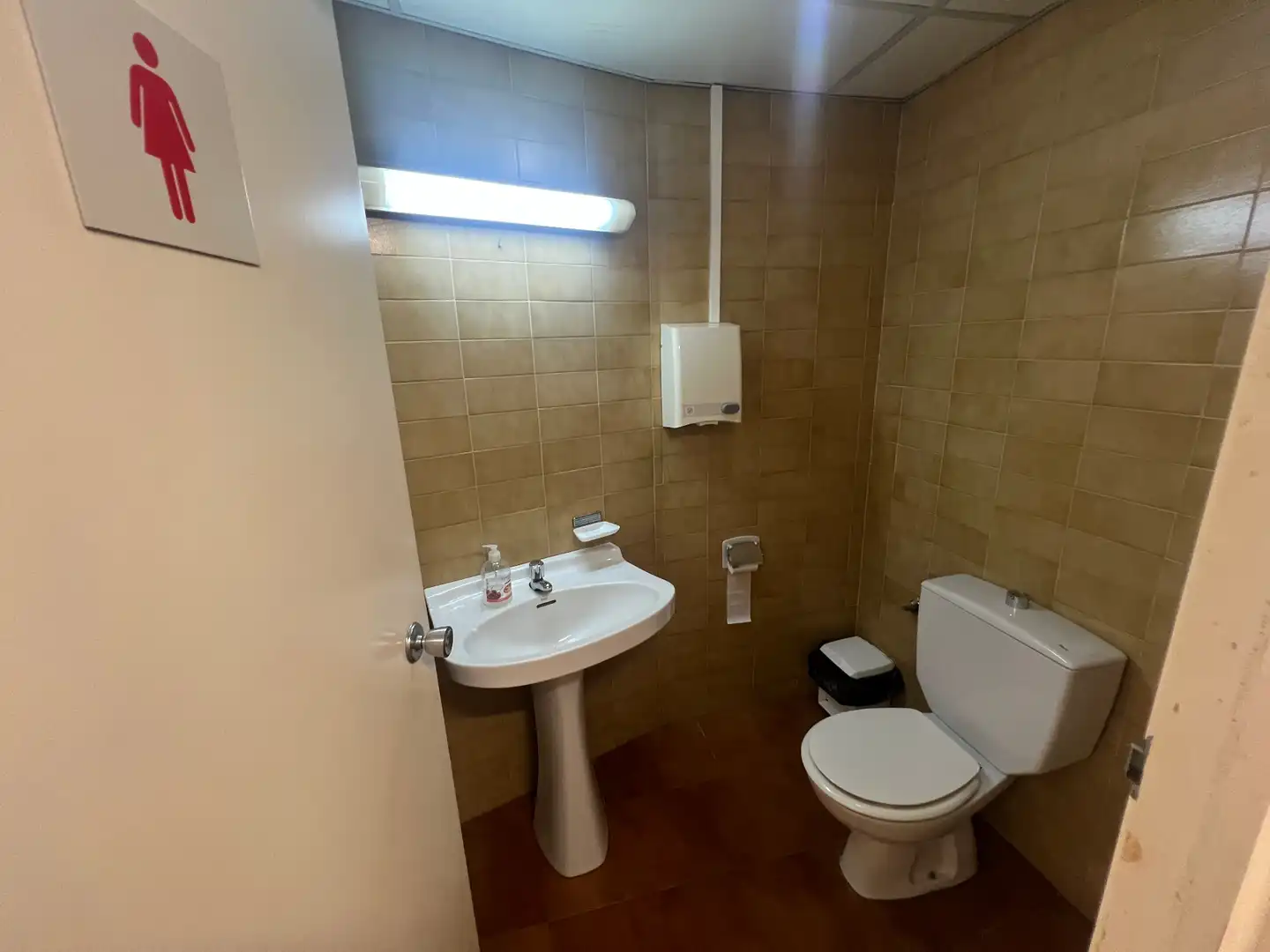 Bathroom of Commercial properties for rent in Cervera  with Air Conditioner, Heating and Furnished