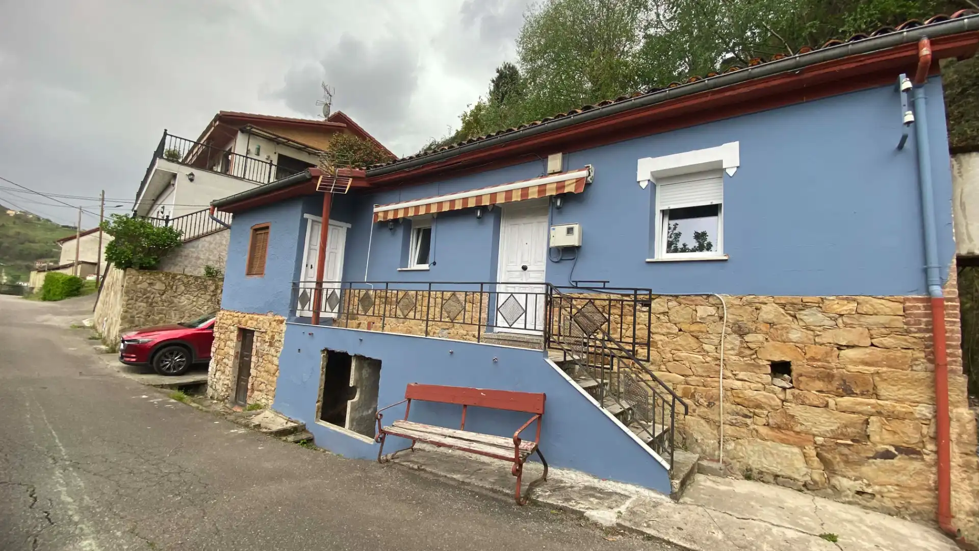Vista exterior de Casa o xalet de lloguer en San Martín del Rey Aurelio amb Parquet, Traster i Moblat