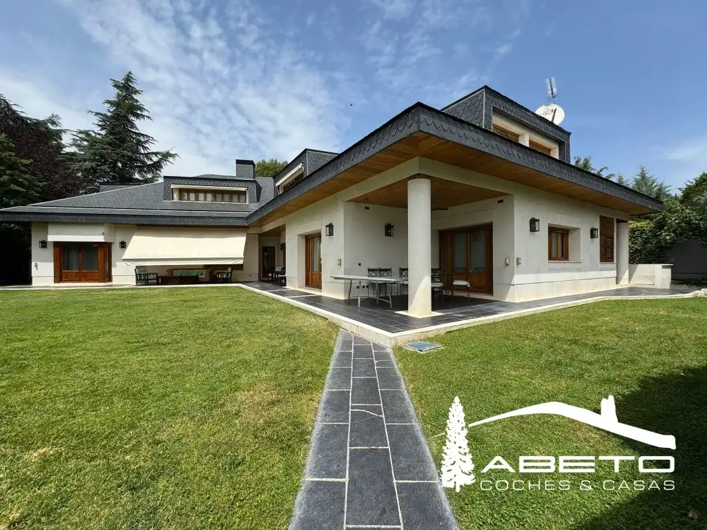 Vista exterior de Casa o chalet en venta en Madrid
