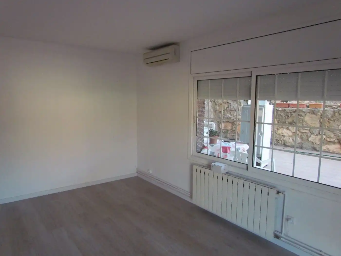 Habitación de Planta baja de alquiler en Corbera de Llobregat con Aire acondicionado, Calefacción y Terraza
