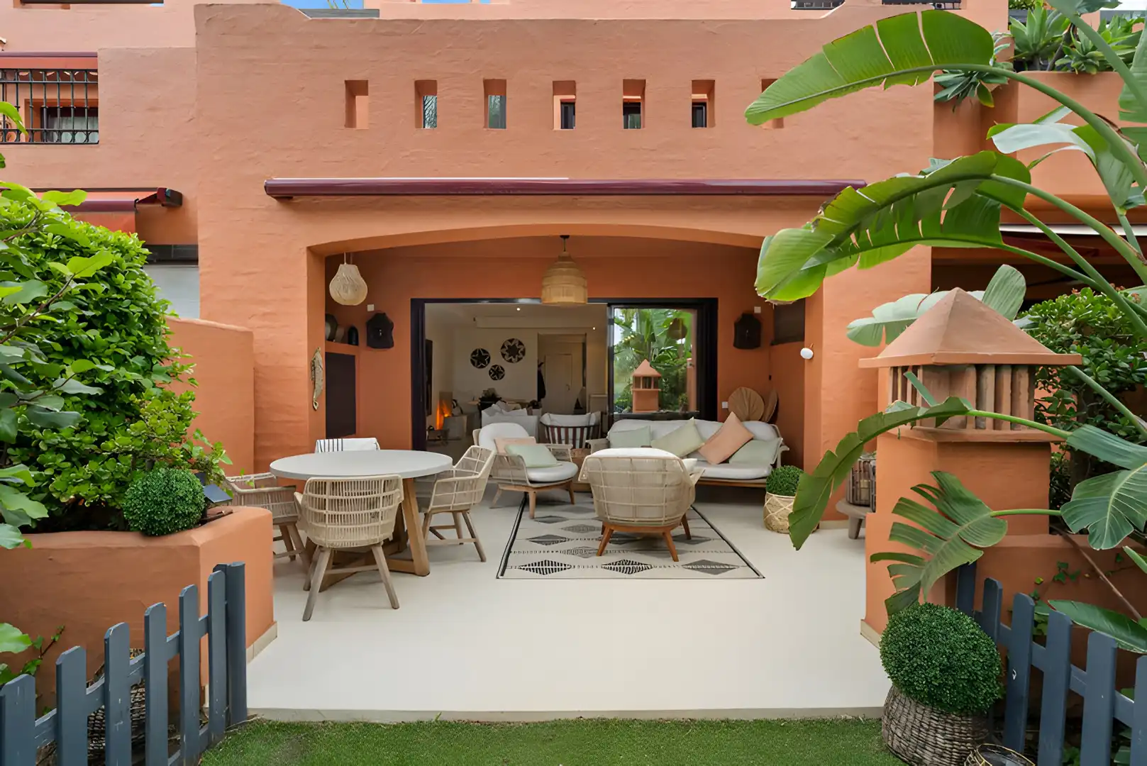 Terrasse von Einfamilien-Reihenhaus zum Verkauf in Marbella mit Klimaanlage, Terrasse und Schwimmbad