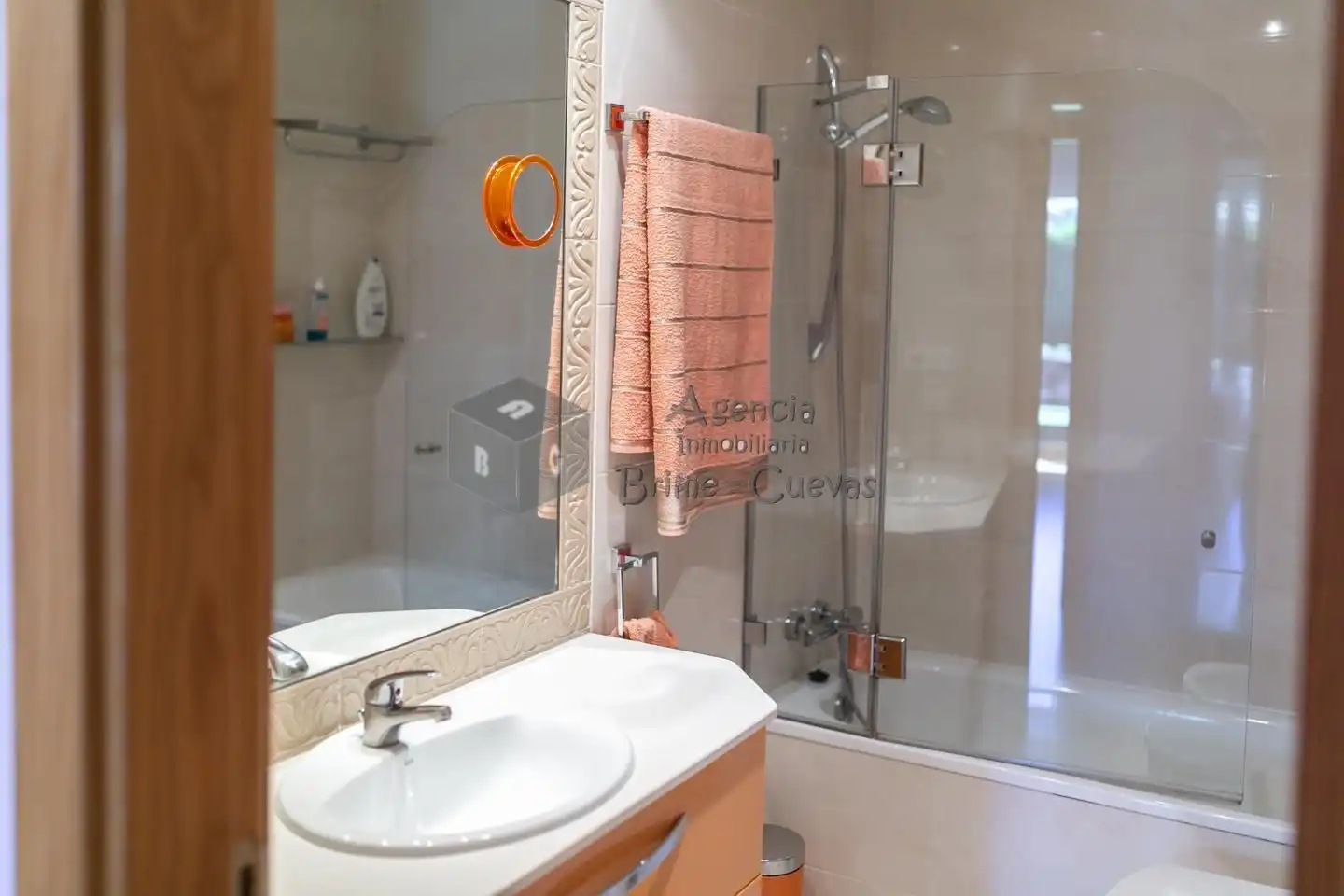 Badezimmer von Erdgeschoss zum Verkauf in Oviedo  mit Heizung, Privatgarten und Parkett