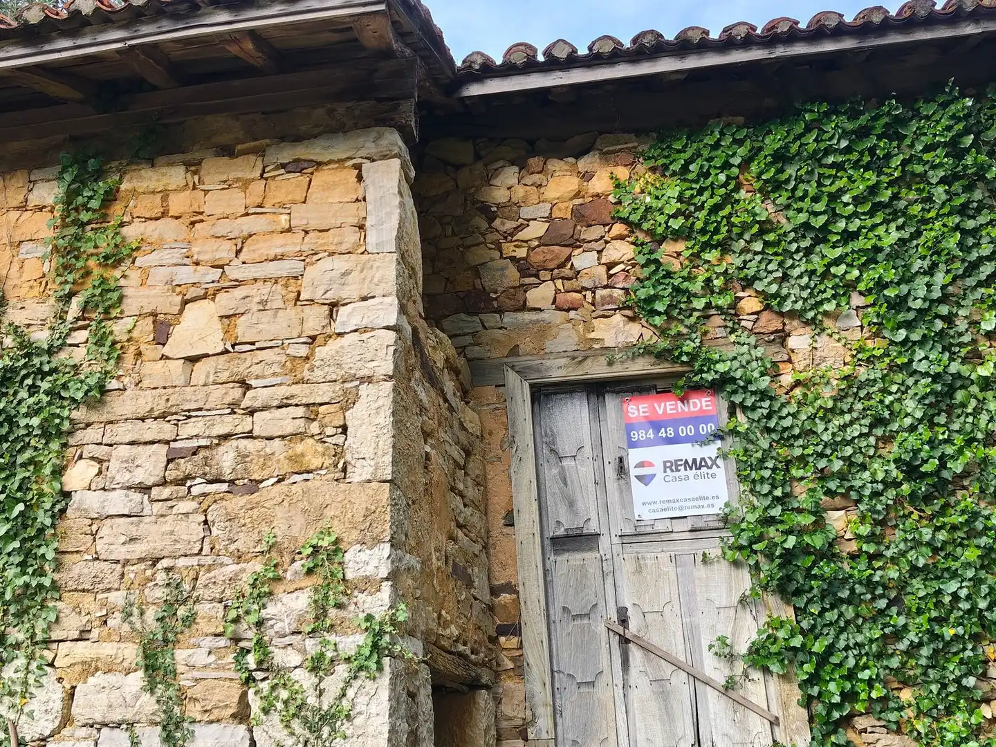 Vista exterior de Casa o xalet en venda en Salas amb Terrassa i Piscina