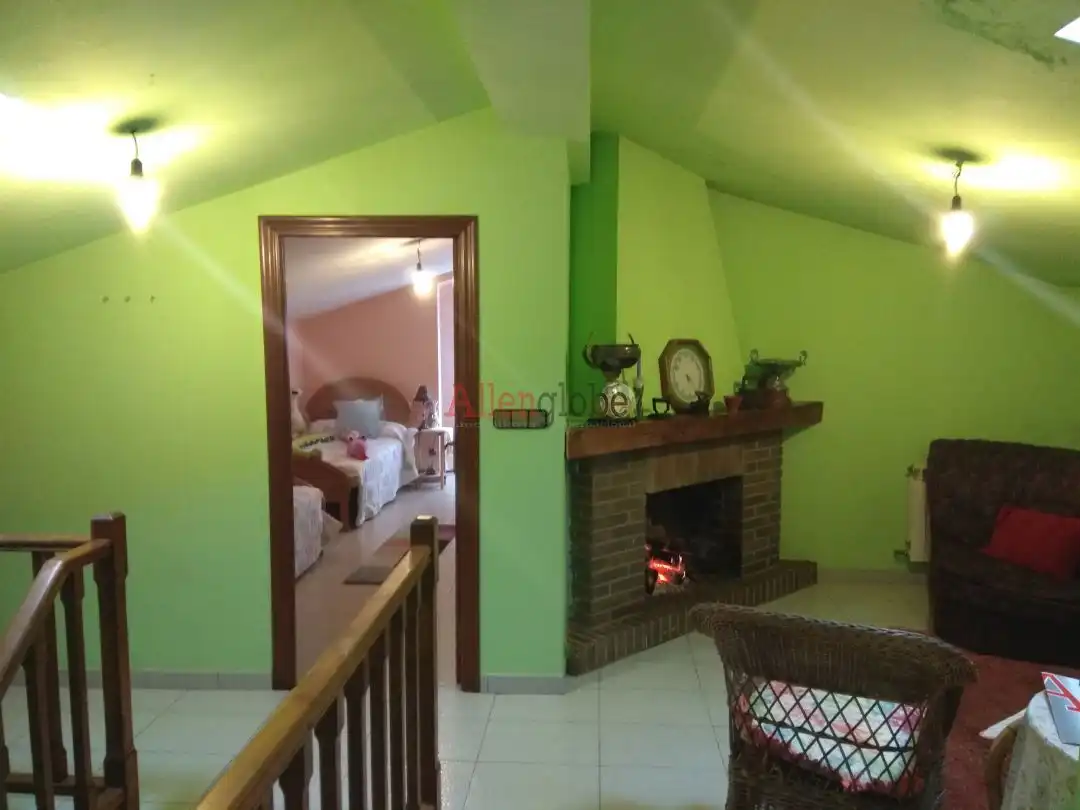 Sala de estar de Casa o chalet en venta en Nava con Calefacción, Terraza y Balcón