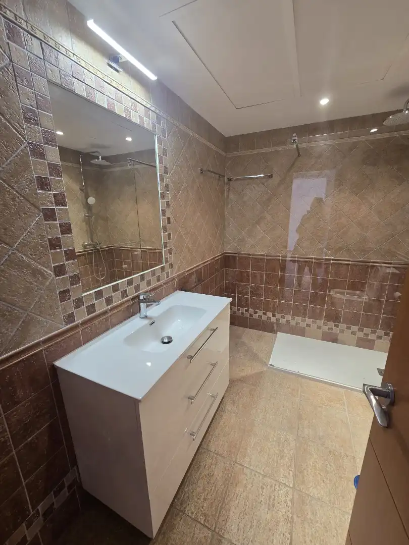 Baño de Apartamento de alquiler en Marbella con Aire acondicionado, Calefacción y Parquet