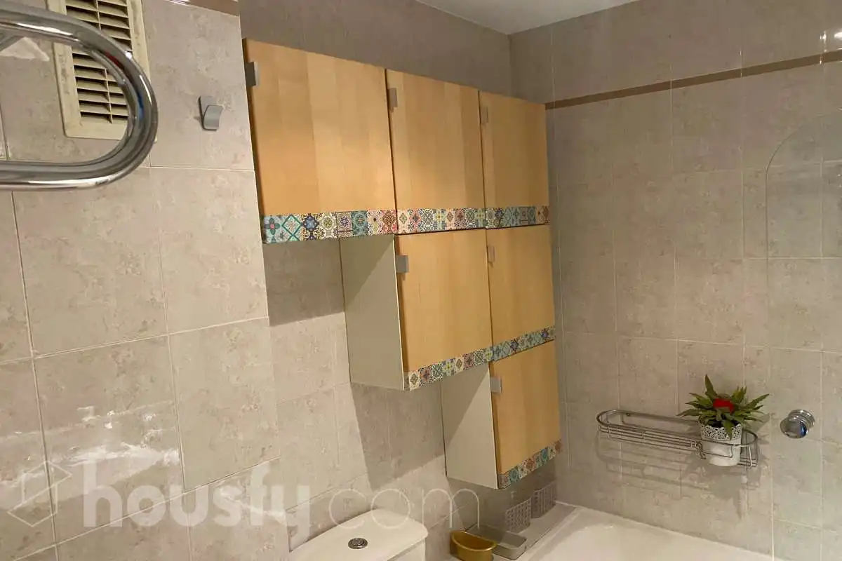 Badezimmer von Wohnung zur Miete in Sevilla mit Klimaanlage, Heizung und Terrasse