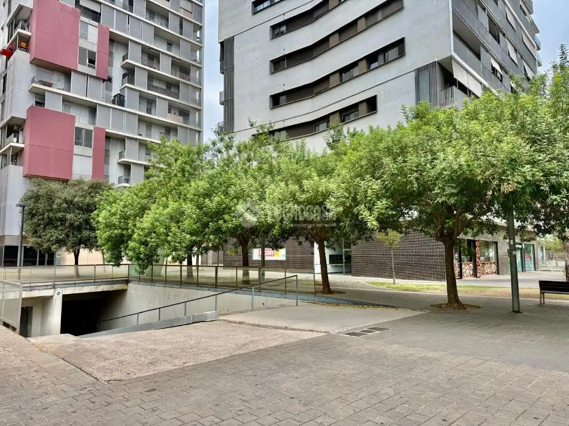 Vista exterior de Garatge en venda en L'Hospitalet de Llobregat