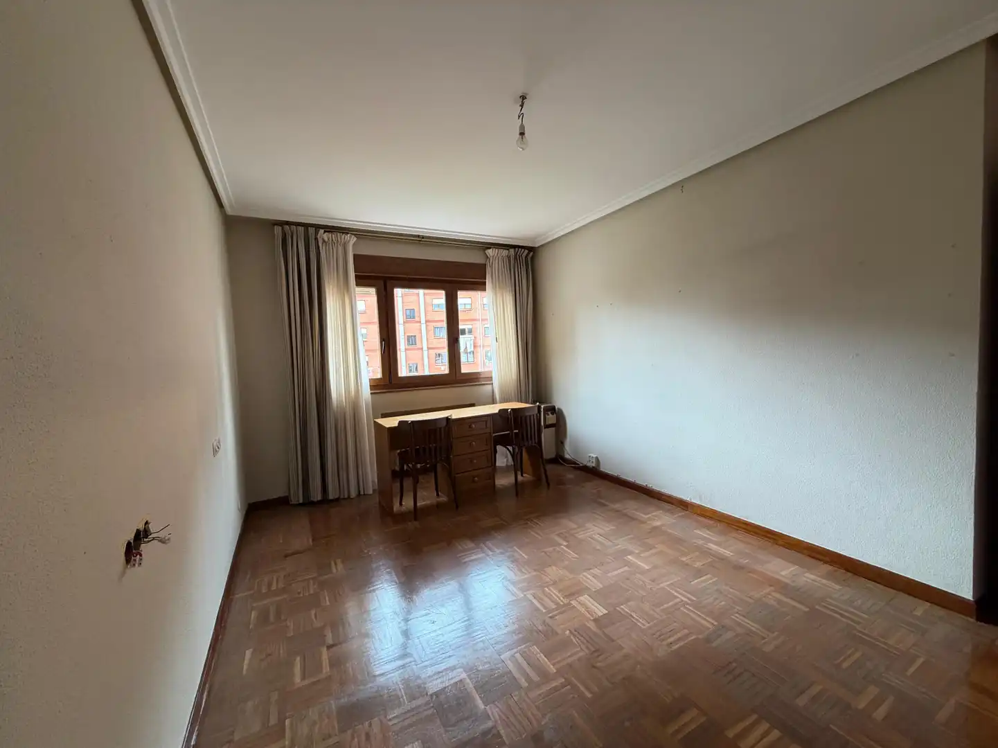 Habitación de Piso en venta en Avilés con Calefacción, Parquet y Terraza