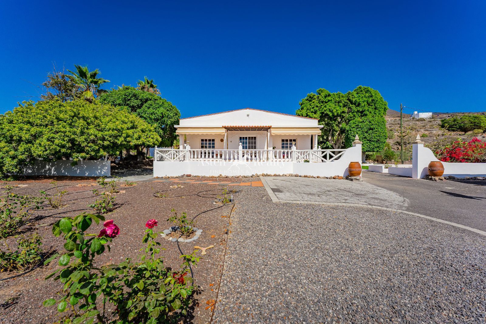Vista exterior de Casa o xalet en venda en Guía de Isora amb Aire condicionat, Calefacció i Jardí privat
