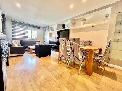 Sala d'estar de Casa adosada en venda en Yeles amb Aire condicionat, Terrassa i Piscina