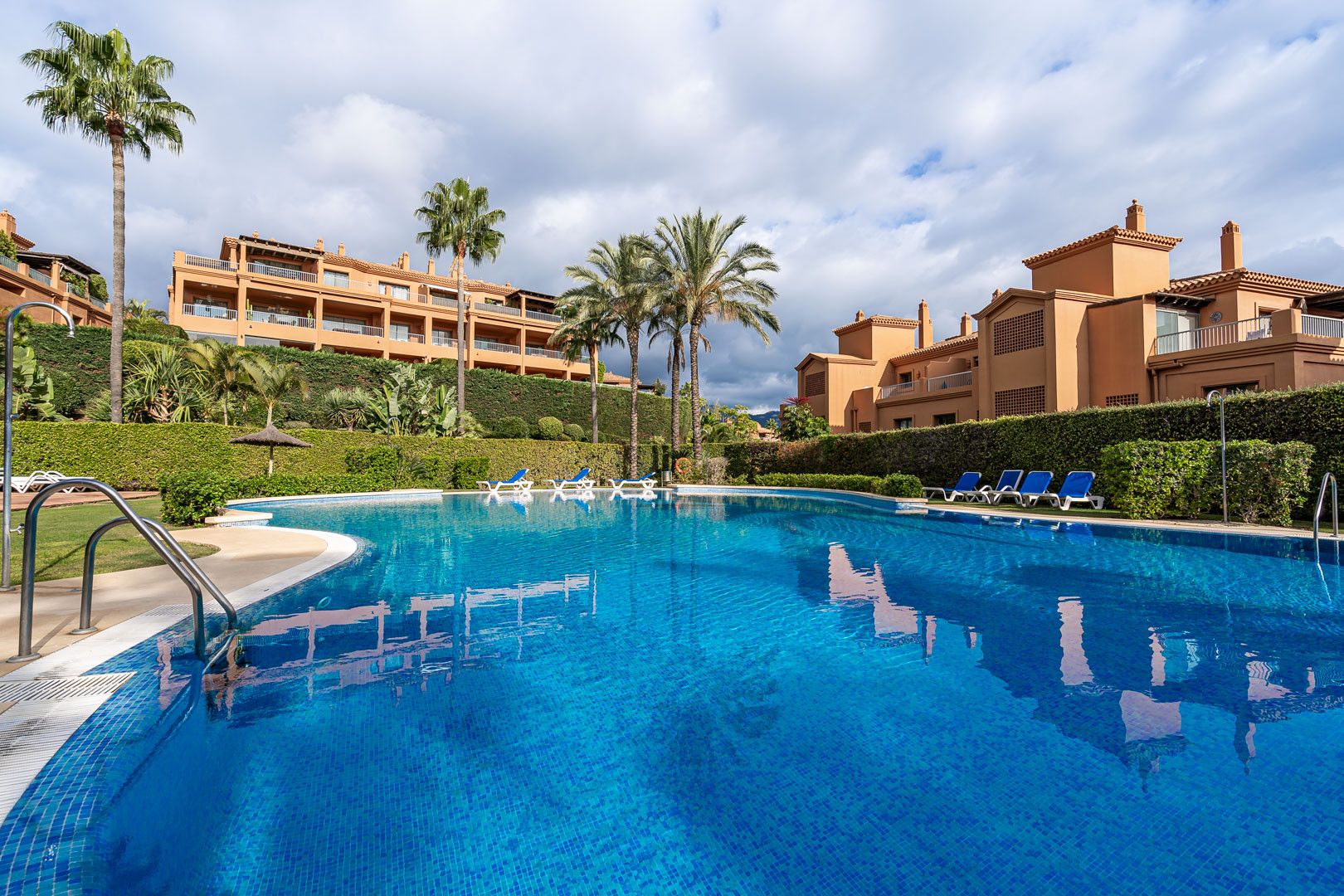 Vista exterior de Apartament en venda en Estepona amb Aire condicionat, Terrassa i Piscina
