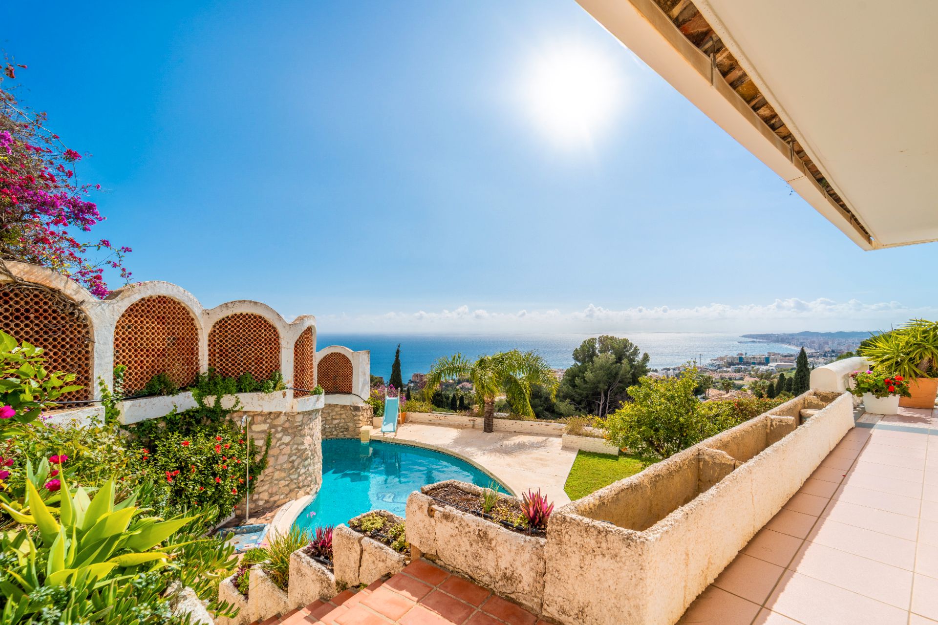 Vista exterior de Casa o xalet en venda en Benalmádena amb Aire condicionat, Calefacció i Jardí privat