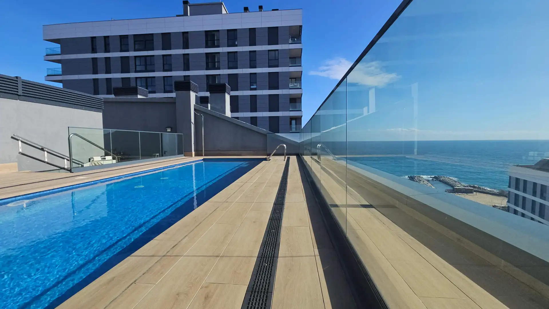 Schwimmbecken von Wohnung zur Miete in Badalona mit Klimaanlage, Terrasse und Möbliert