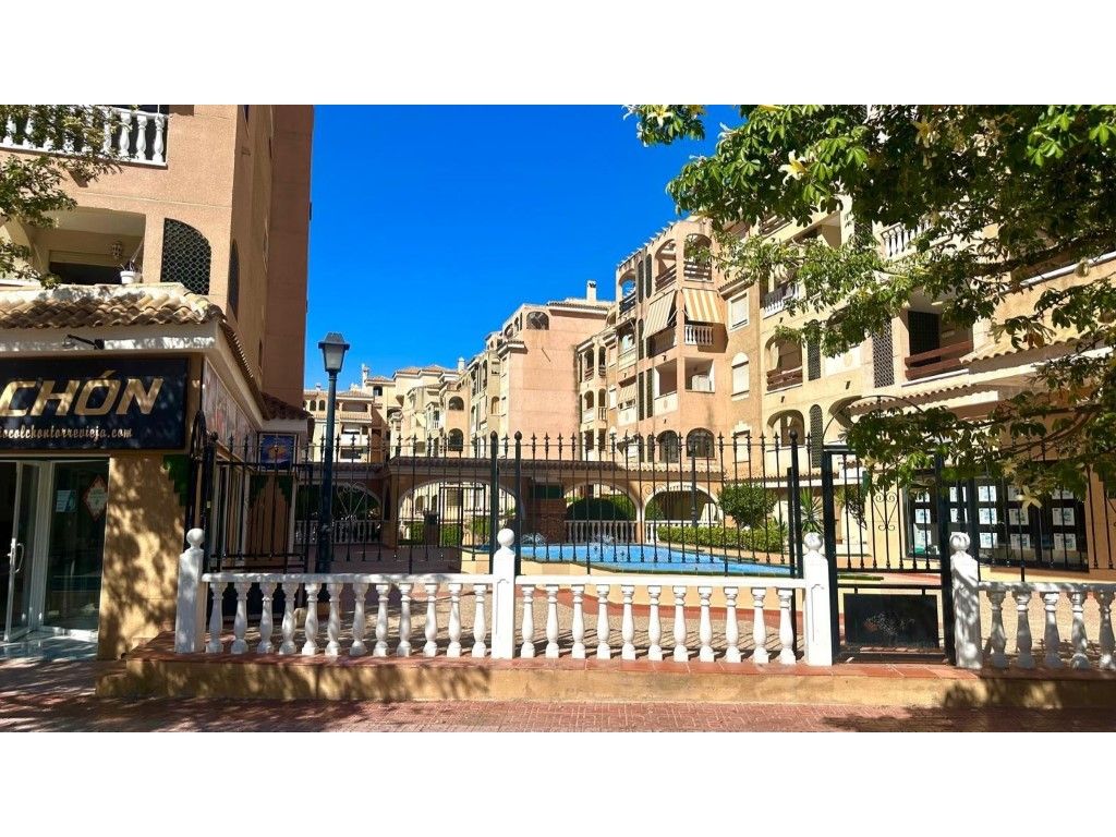 Vista exterior de Apartament en venda en Torrevieja amb Jardí privat, Moblat i Piscina comunitària