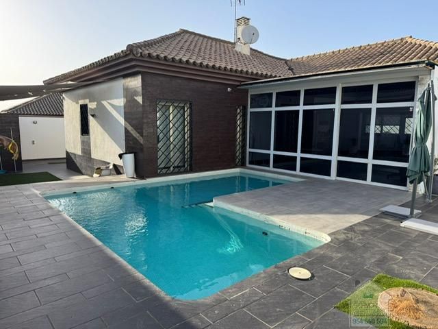 Piscina de Casa o xalet de lloguer en Montequinto amb Aire condicionat, Calefacció i Parquet