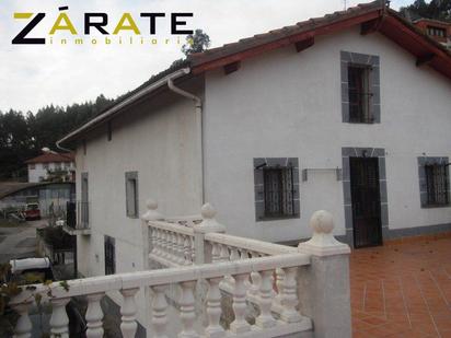 Vista exterior de Casa o xalet en venda en Castro-Urdiales amb Calefacció, Jardí privat i Terrassa
