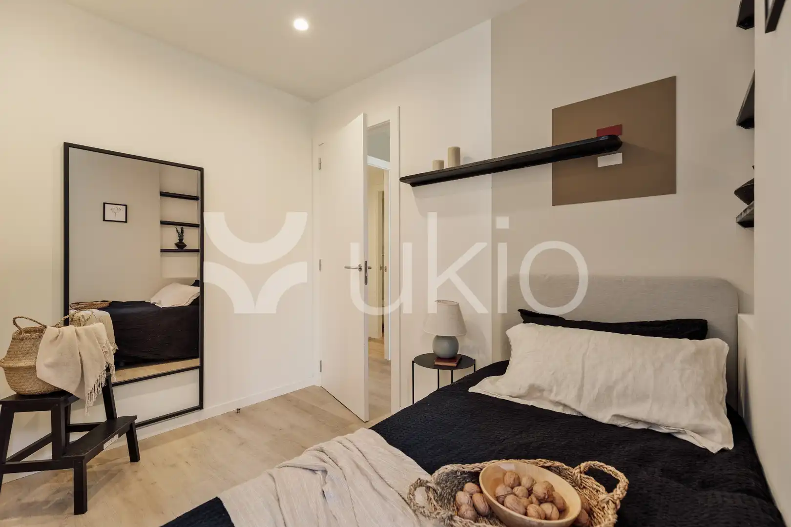 Dormitori de Apartament de lloguer en Barcelona amb Aire condicionat, Calefacció i Terrassa