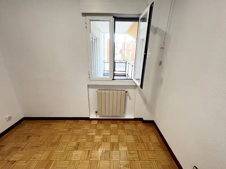Bedroom of Flat for rent in Madrid  with Air Conditioner, Heating and Parquet flooring