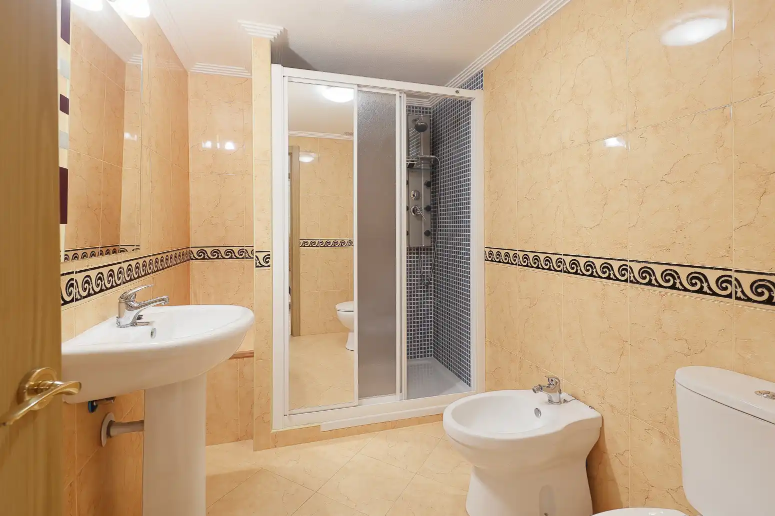 Baño de Piso en venta en Gijón  con Calefacción y Balcón