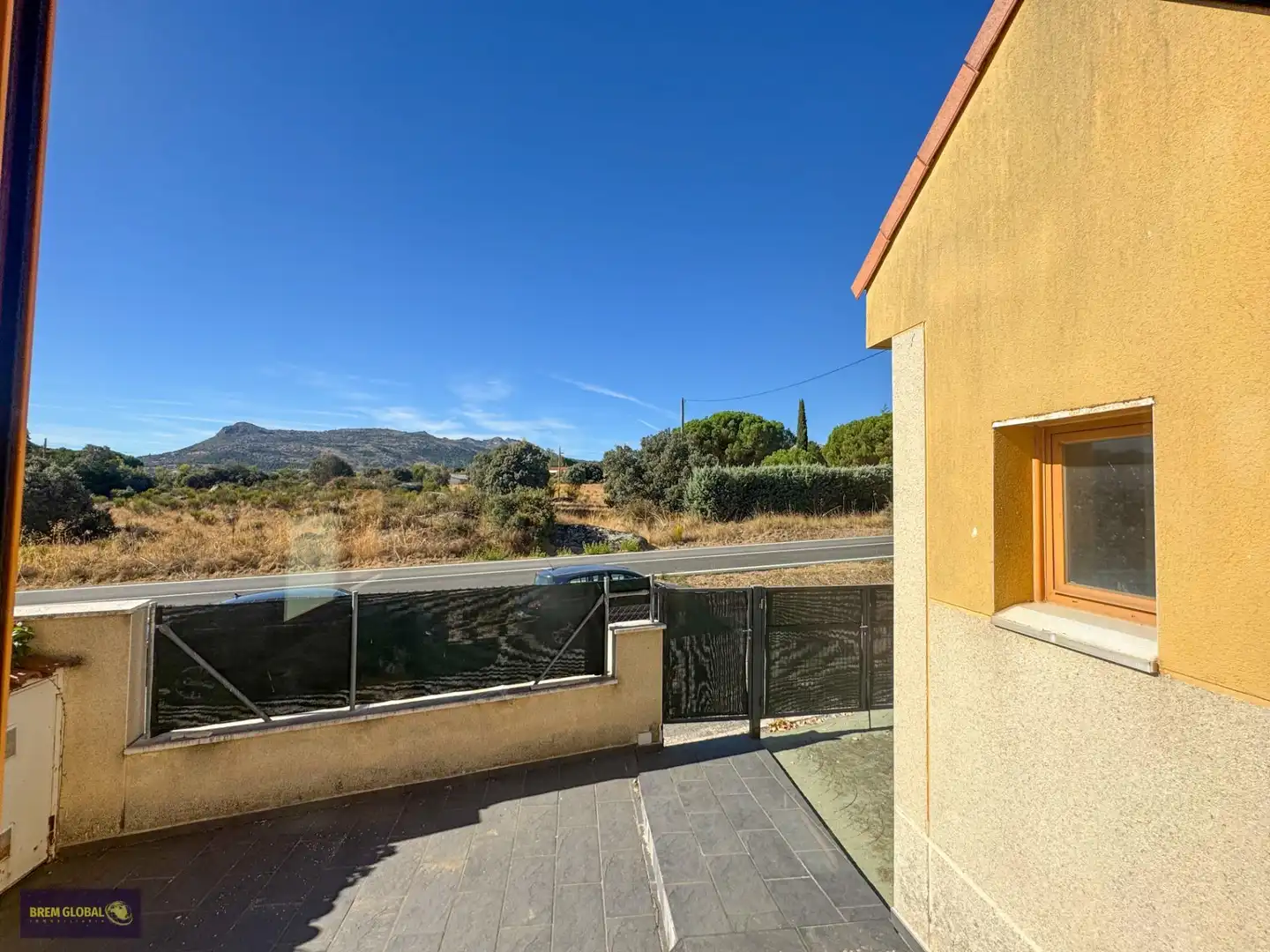 Vista exterior de Casa adosada en venta en Lozoyuela-Navas-Sieteiglesias con Calefacción, Jardín privado y Terraza