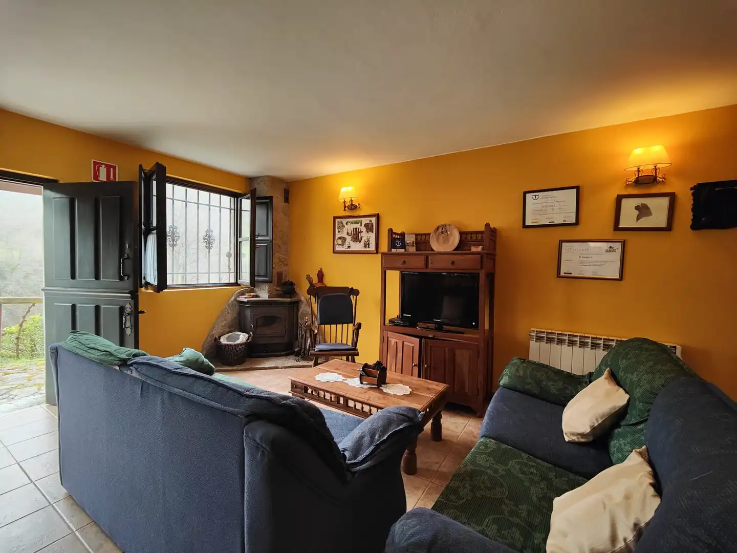 Sala de estar de Casa o chalet en venta en Quirós con Jardín privado, Amueblado y Balcón