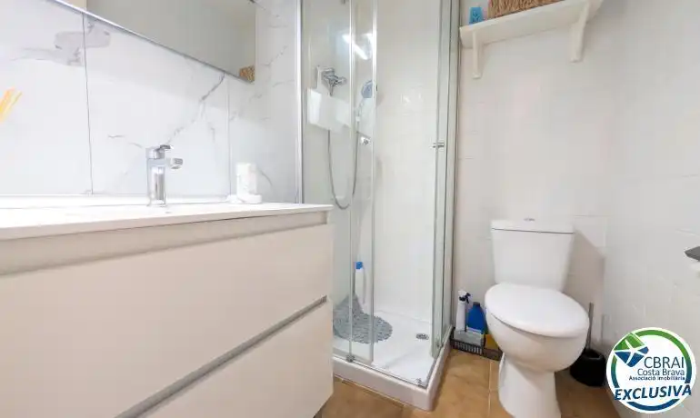 Bany de Estudi en venda en Empuriabrava amb Moblat, Microones i Balcó
