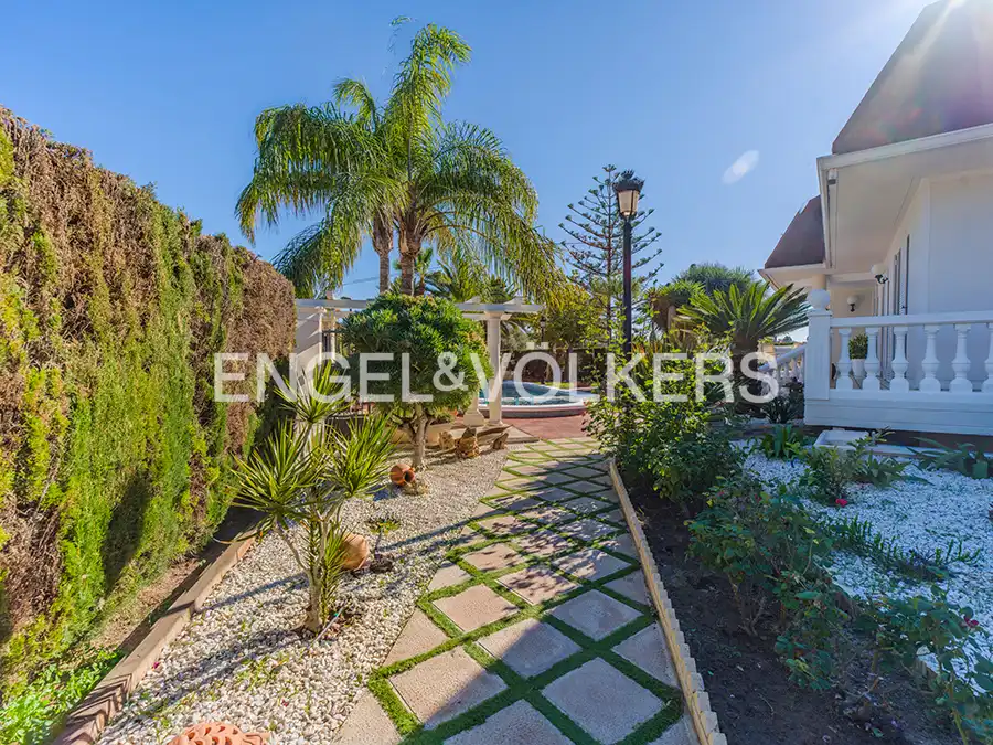 Exterior view of Houses for sale in San Vicente del Raspeig / Sant Vicent del Raspeig  with Air Conditioner, Heating and Private garden
