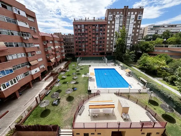 Piscina de Pis de lloguer en Madrid amb Aire condicionat, Calefacció i Parquet