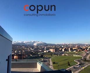 Vista exterior de Àtic en venda en Oviedo  amb Terrassa i Piscina