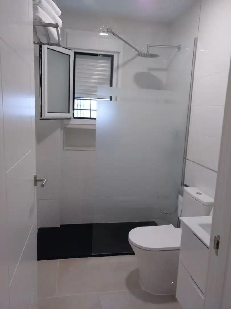 Badezimmer von Wohnungen zur Miete in Conil de la Frontera mit Klimaanlage und Möbliert