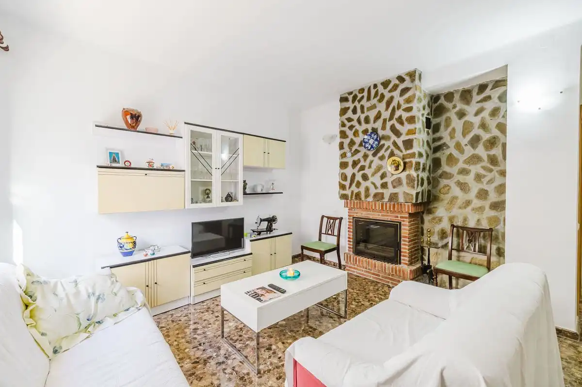 Sala d'estar de Casa adosada en venda en Nerja amb Calefacció, Terrassa i Balcó