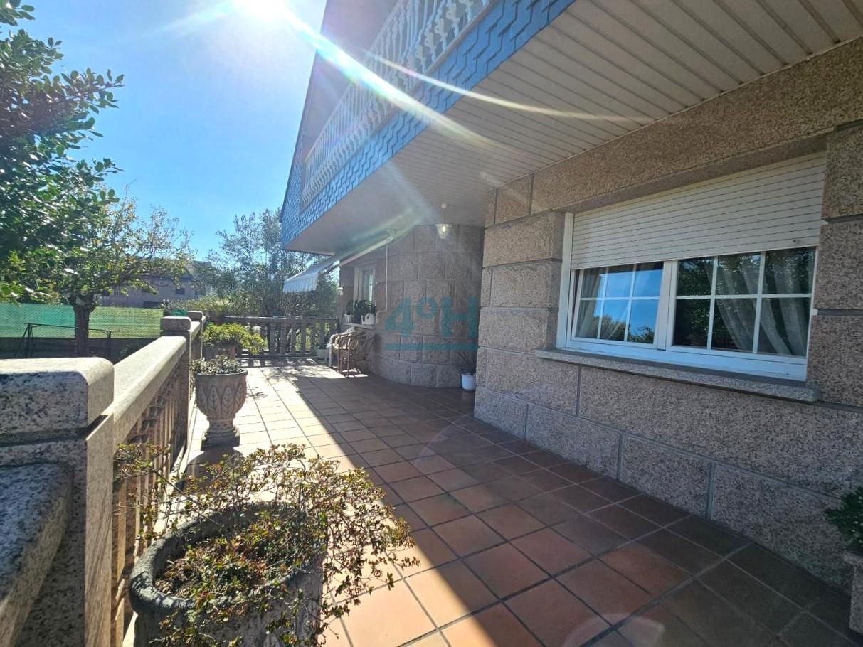 Vista exterior de Casa o xalet en venda en San Cibrao das Viñas amb Calefacció, Jardí privat i Balcó
