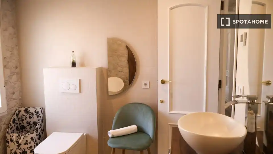 Bathroom of Flat for rent in Valencia  with Air Conditioner, Heating and Furnished