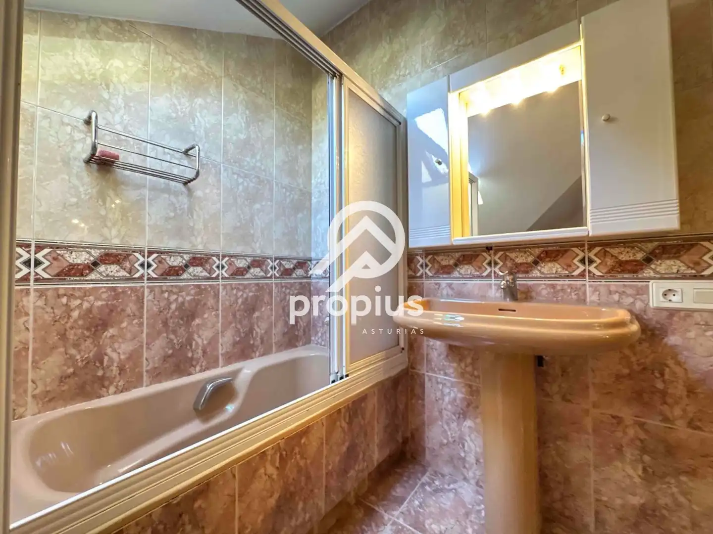Baño de Casa o chalet en venta en Avilés con Calefacción, Jardín privado y Parquet