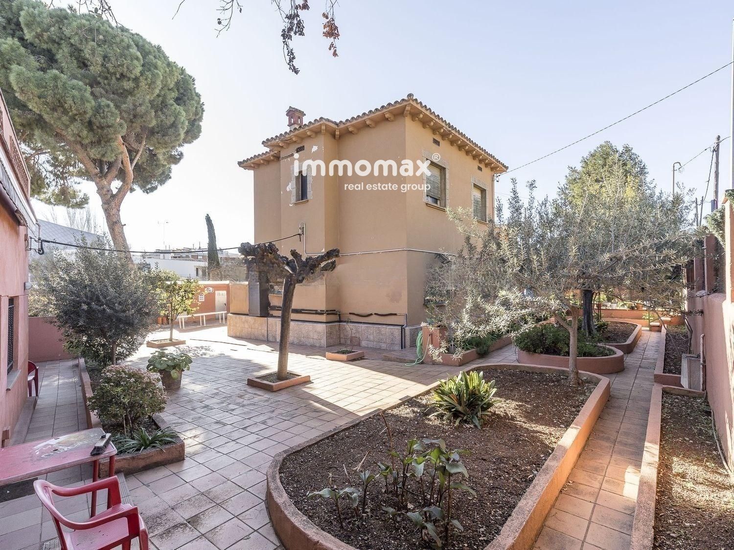 Vista exterior de Casa o chalet en venta en Sant Boi de Llobregat con Aire acondicionado, Terraza y Trastero