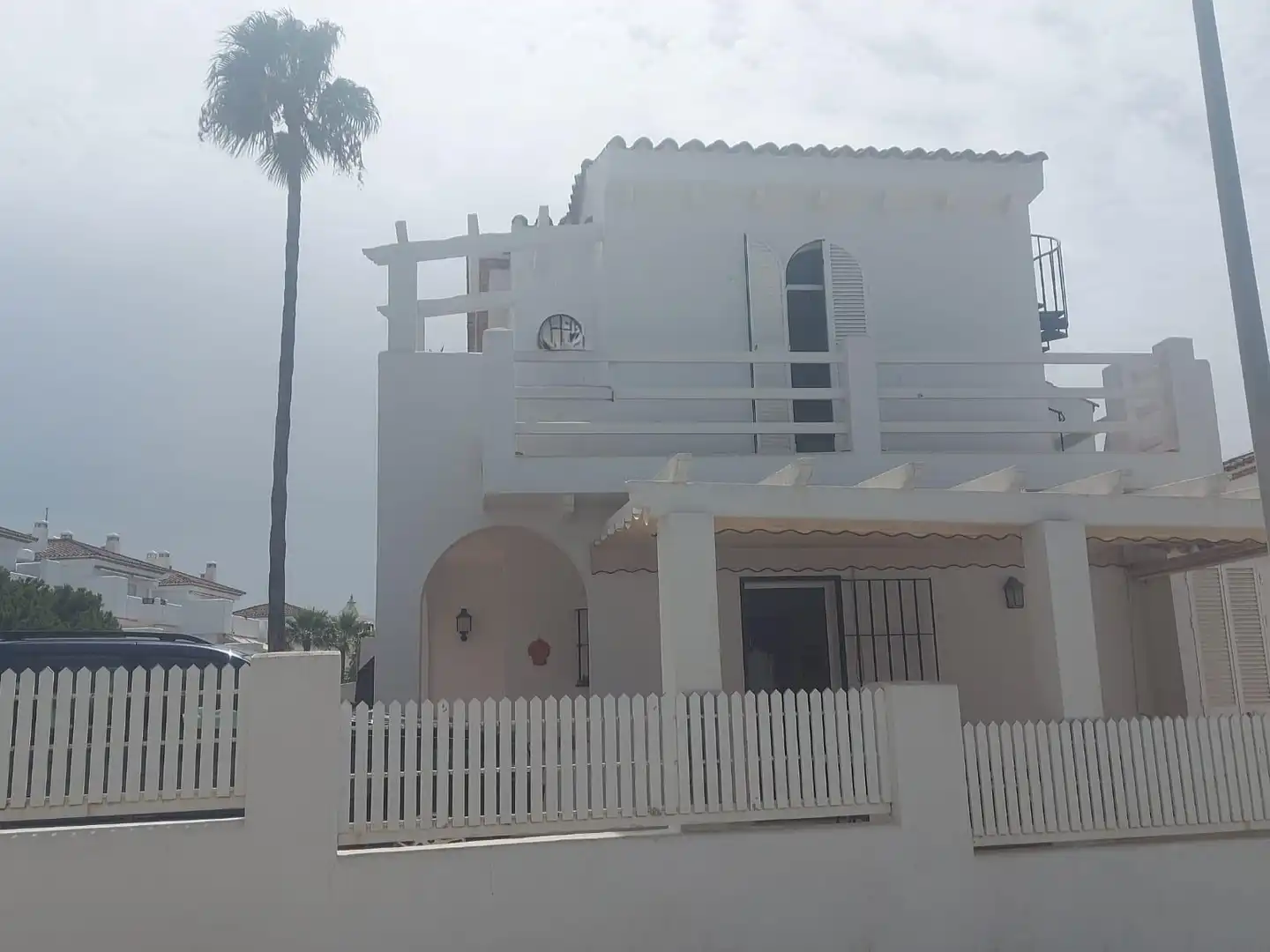 Vista exterior de Casa adosada en venda en Chiclana de la Frontera amb Terrassa, Balcó i Piscina comunitària