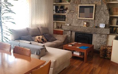 Sala d'estar de Casa o xalet en venda en Valdemorillo amb Calefacció, Jardí privat i Terrassa