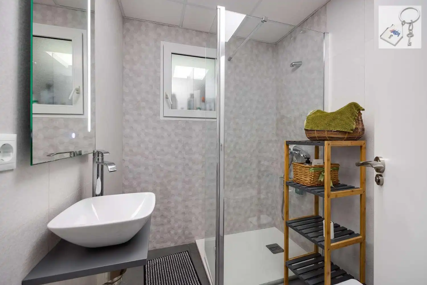 Bathroom of Apartments for sale in Torrevieja  with Air Conditioner, Heating and Parquet flooring
