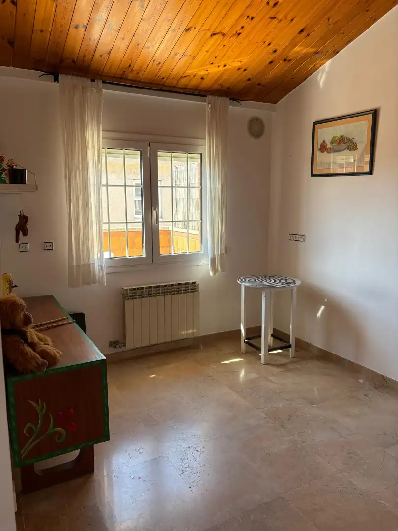 Habitación de Casa adosada en venta en Barcelona con Aire acondicionado, Calefacción y Jardín privado