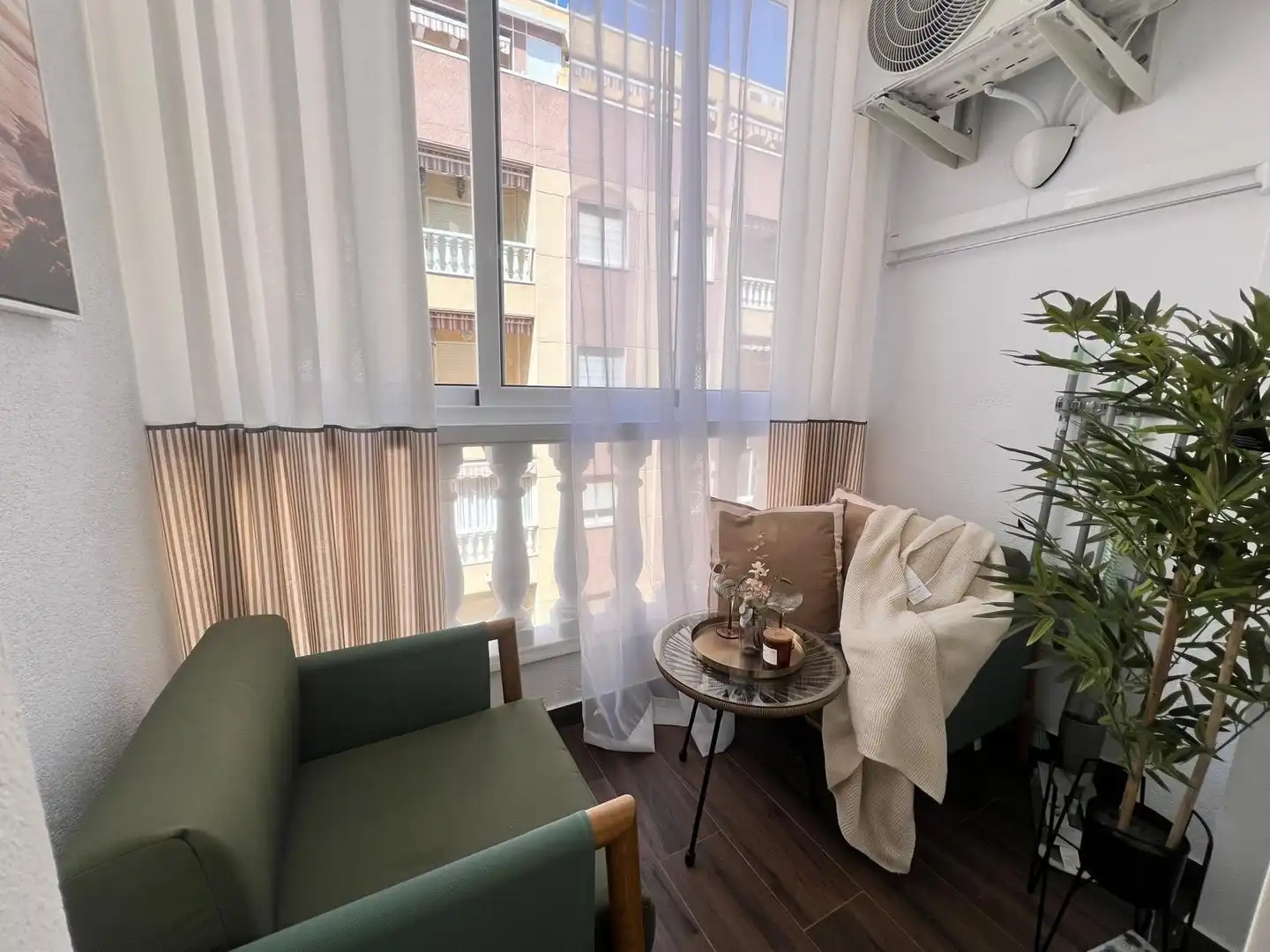 Sala de estar de Apartamento de alquiler en Torrevieja con Aire acondicionado, Calefacción y Terraza