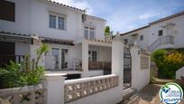 Vista exterior de Casa adosada en venda en Empuriabrava amb Aire condicionat, Jardí privat i Terrassa