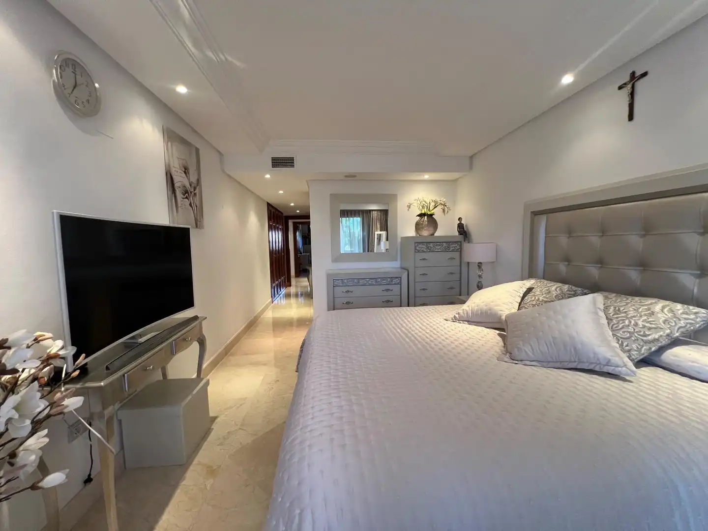 Schlafzimmer von Wohnung zum Verkauf in Estepona mit Klimaanlage, Privatgarten und Terrasse