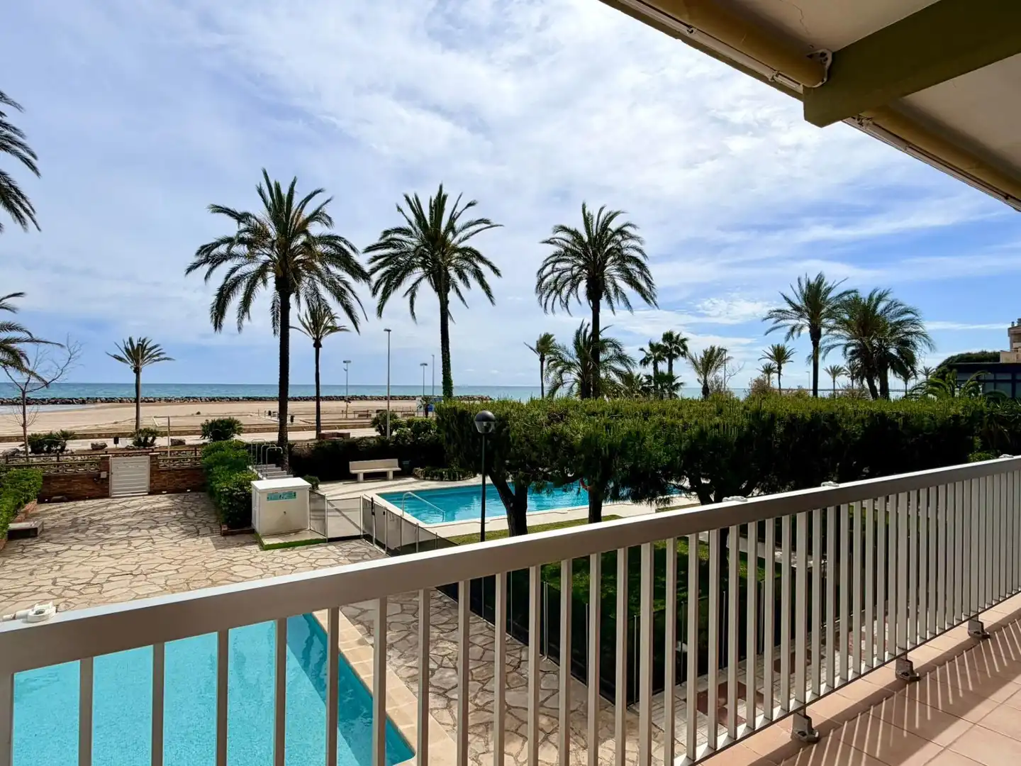 Vista exterior de Piso en venta en Cunit con Terraza, Amueblado y Piscina comunitaria