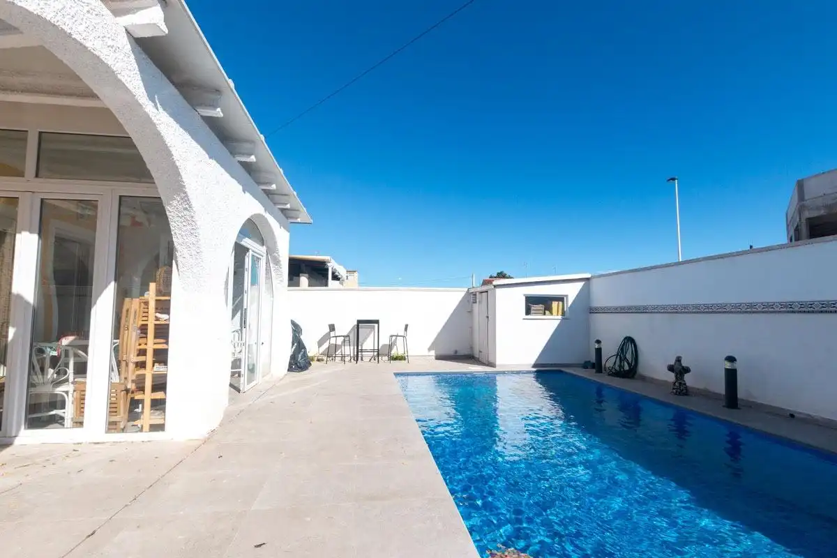 Piscina de Casa o chalet en venta en Torrevieja con Aire acondicionado, Terraza y Trastero
