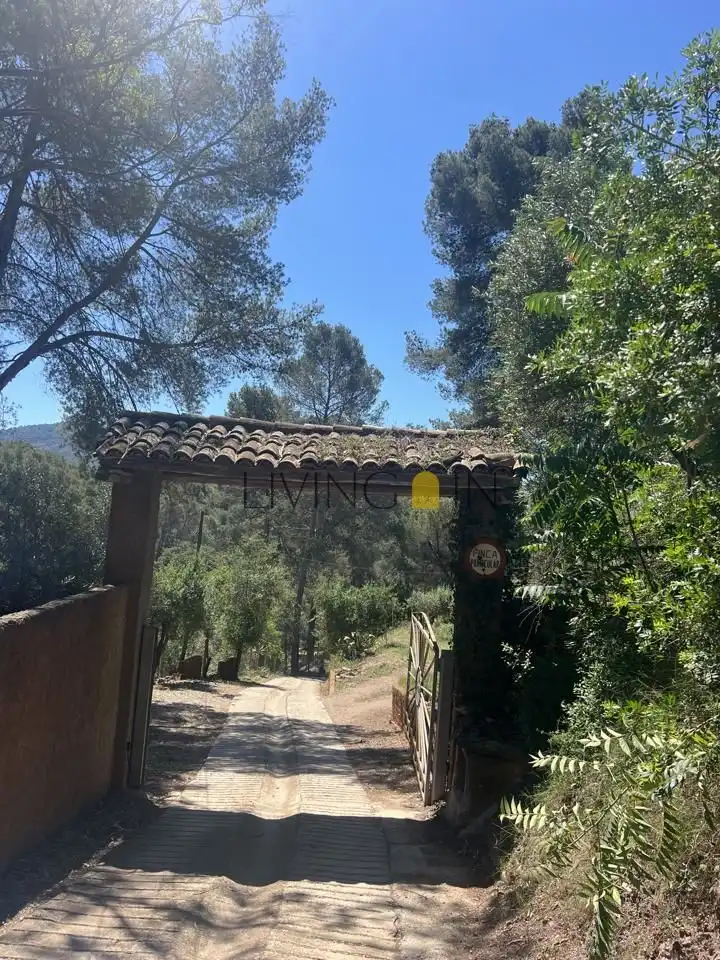 Vista exterior de Finca rústica en venda en Cervelló amb Jardí privat i Piscina