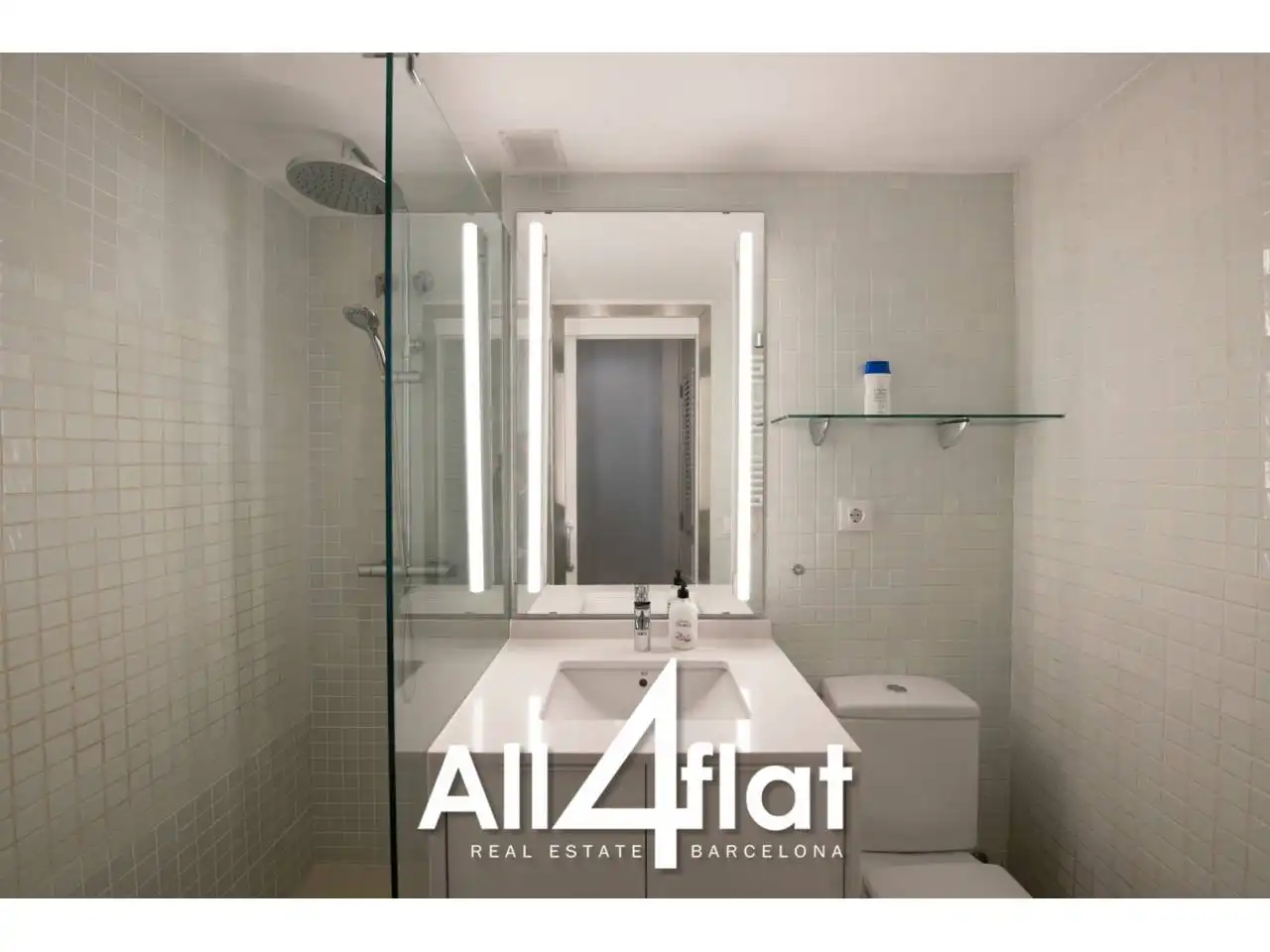 Bathroom of Study for rent in Barcelona  with Air Conditioner, Parquet flooring and Furnished