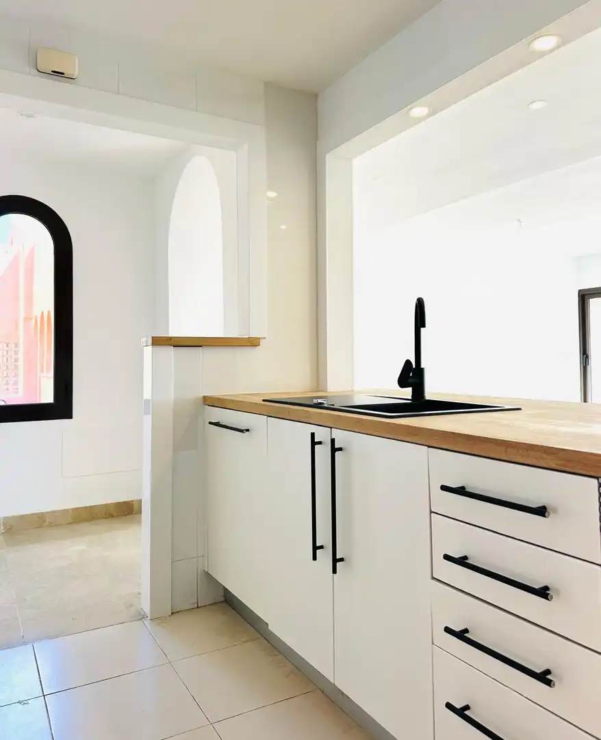 Küche von Dachboden zum Verkauf in Manilva mit Klimaanlage, Heizung und Terrasse