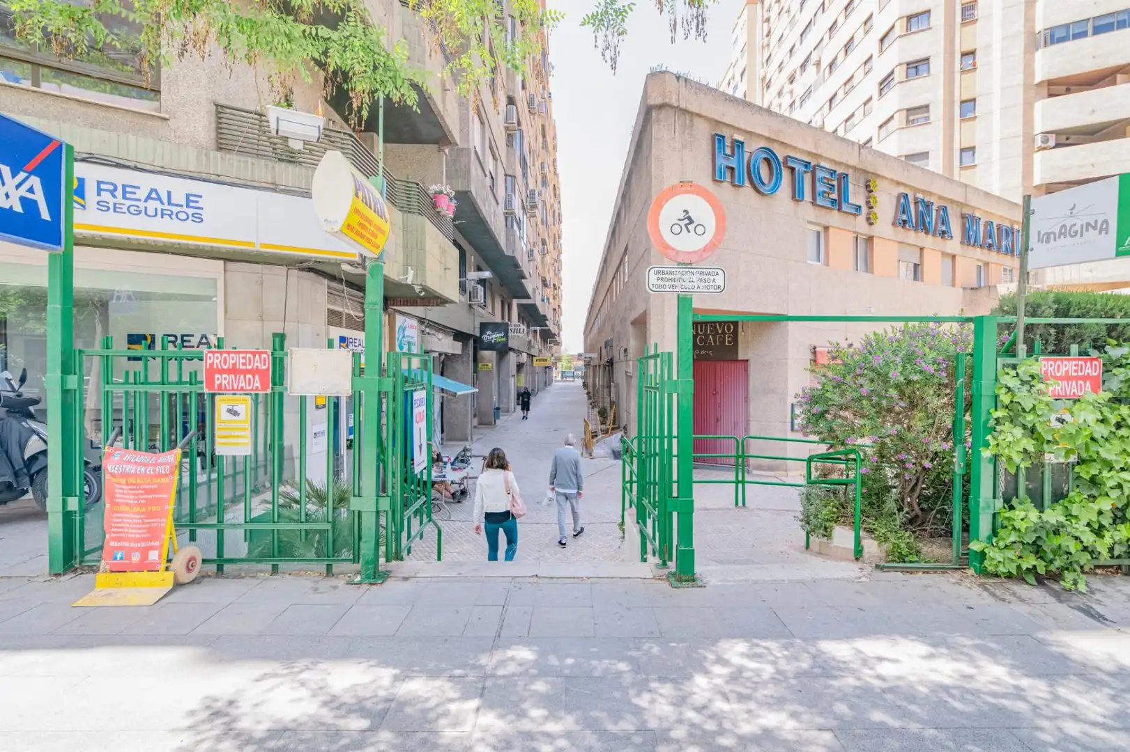 Vista exterior de Apartamento en venta en Granada con Calefacción y Parquet