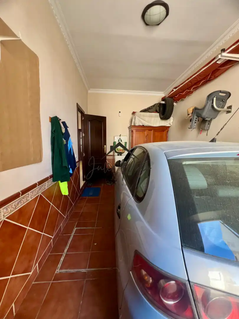Aparcament de Casa o xalet en venda en Villamanrique de la Condesa amb Aire condicionat, Traster i Moblat