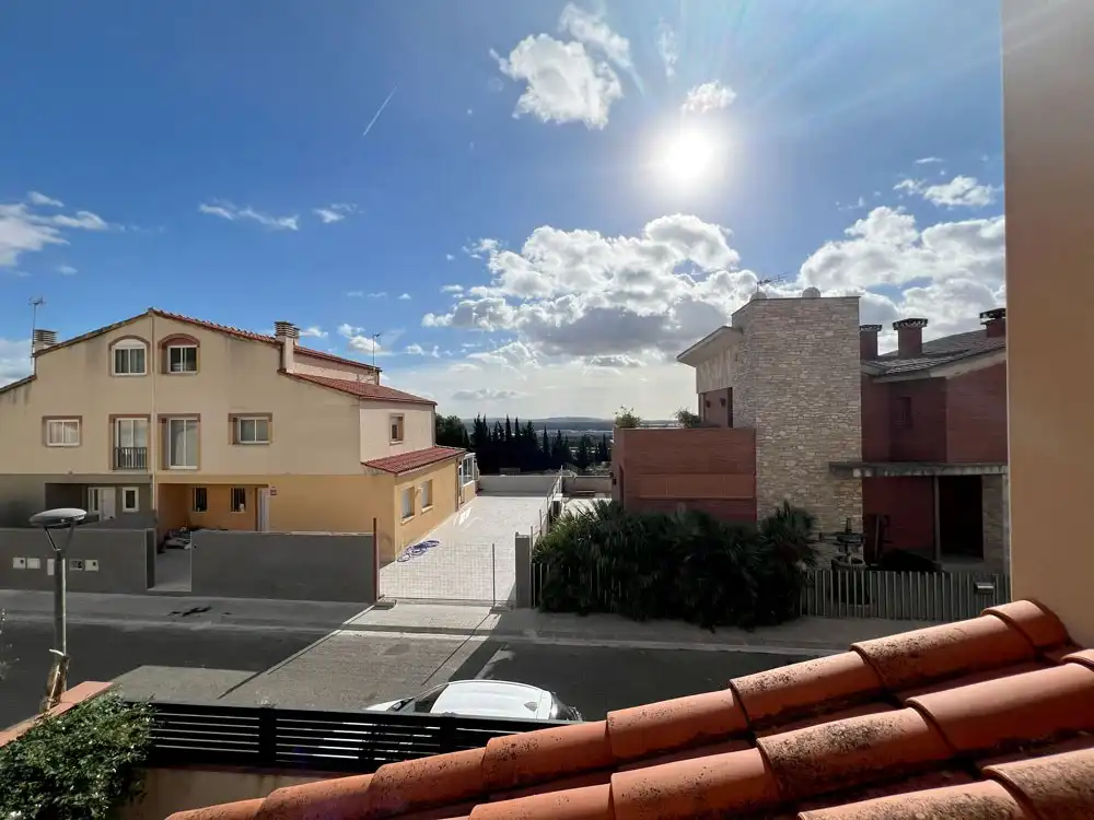 Vista exterior de Casa adosada en venda en Valls amb Calefacció i Terrassa